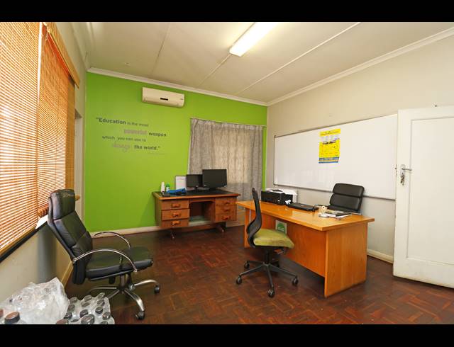 1,487M² BUSINESS FOR SALE IN BRAMLEY
